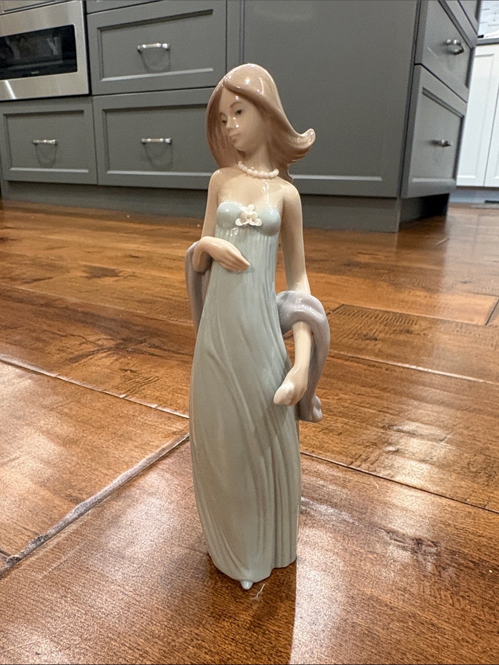 Lladro 5487 All Eyes on Her Figurine